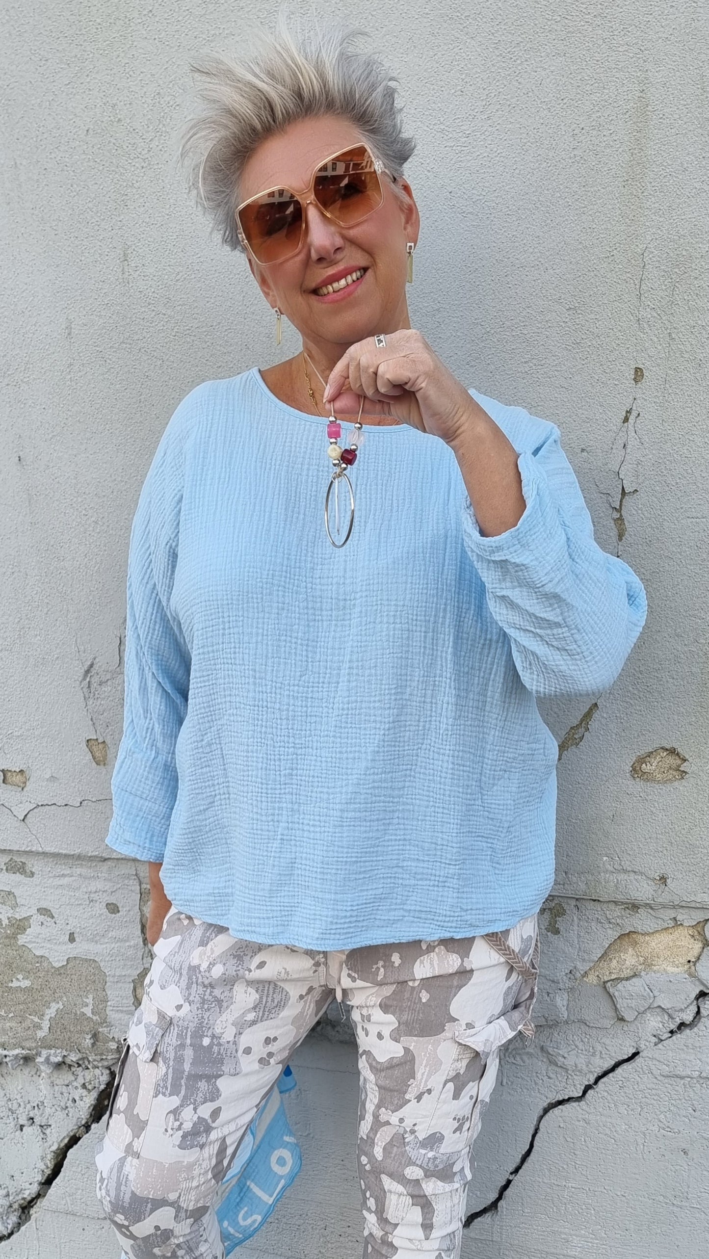 Sabrina basic topp lyseblå med smykke