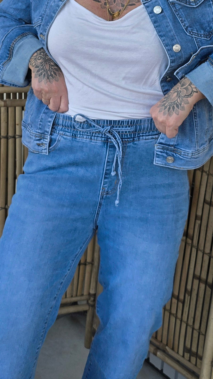 Jeans med vide bein strikk