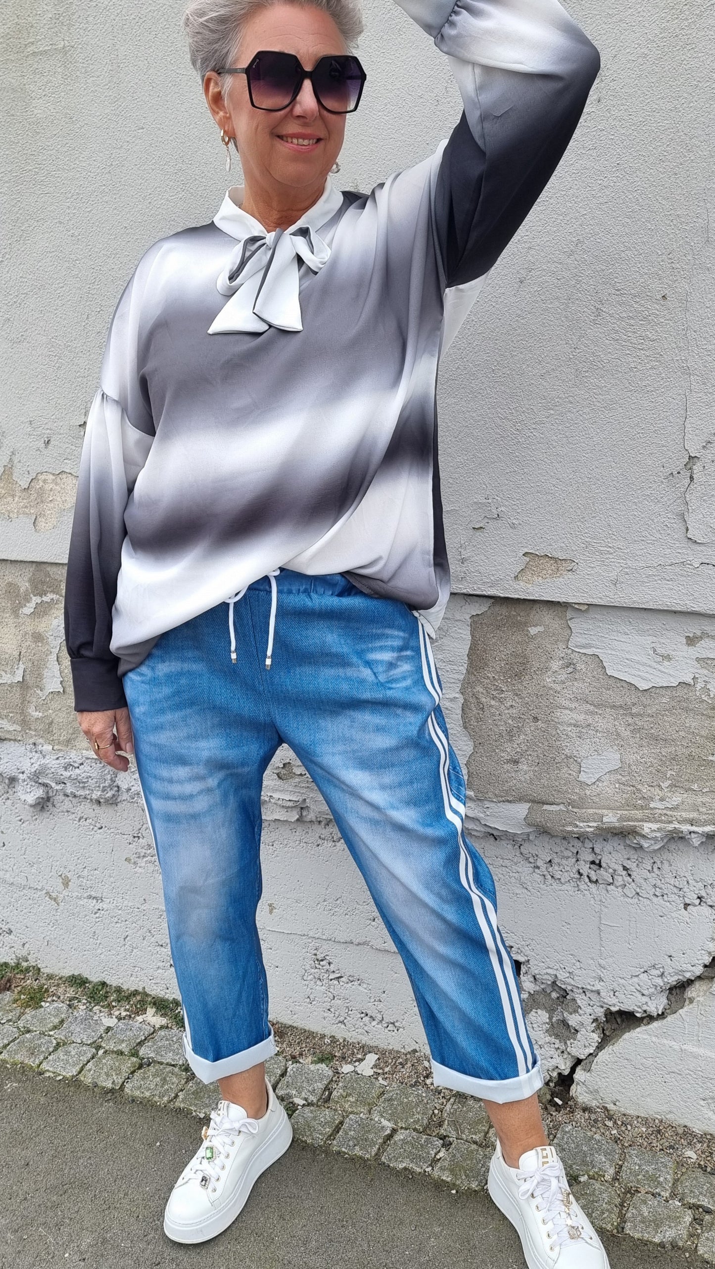 Lise bluse i sort og hvit