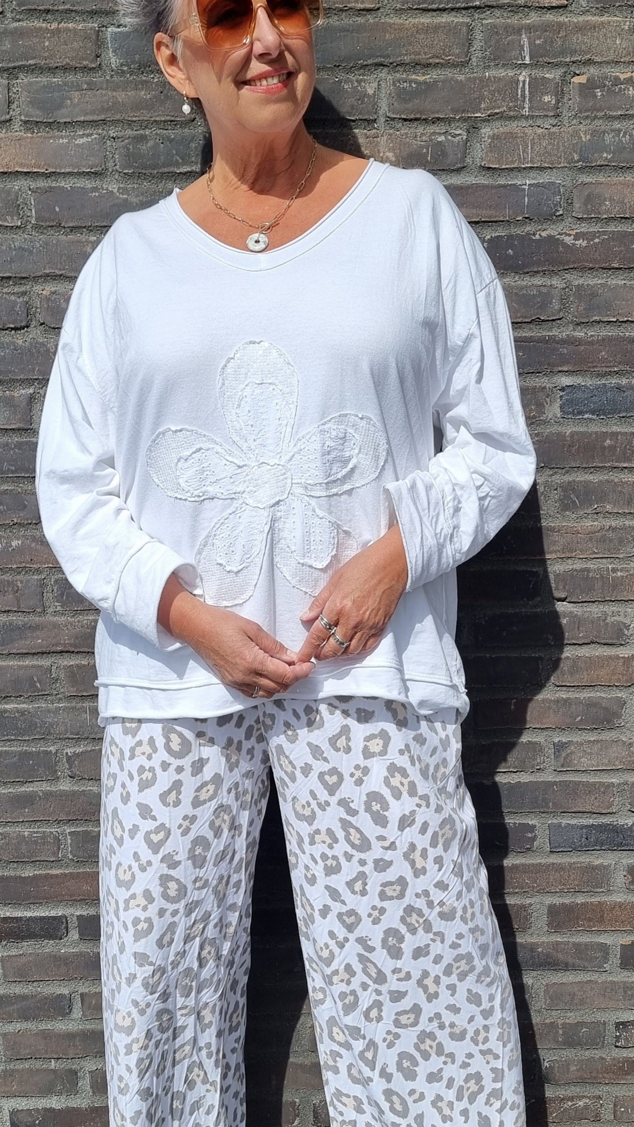 Lise top hvit med blomst