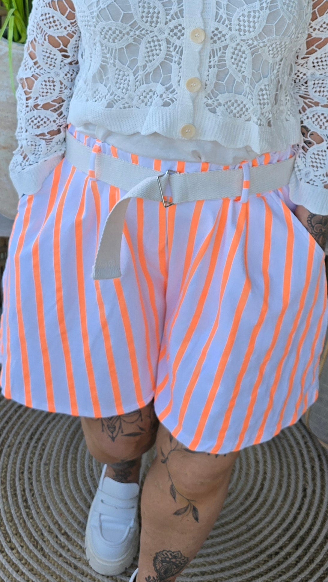 Haley shorts med striper i orange