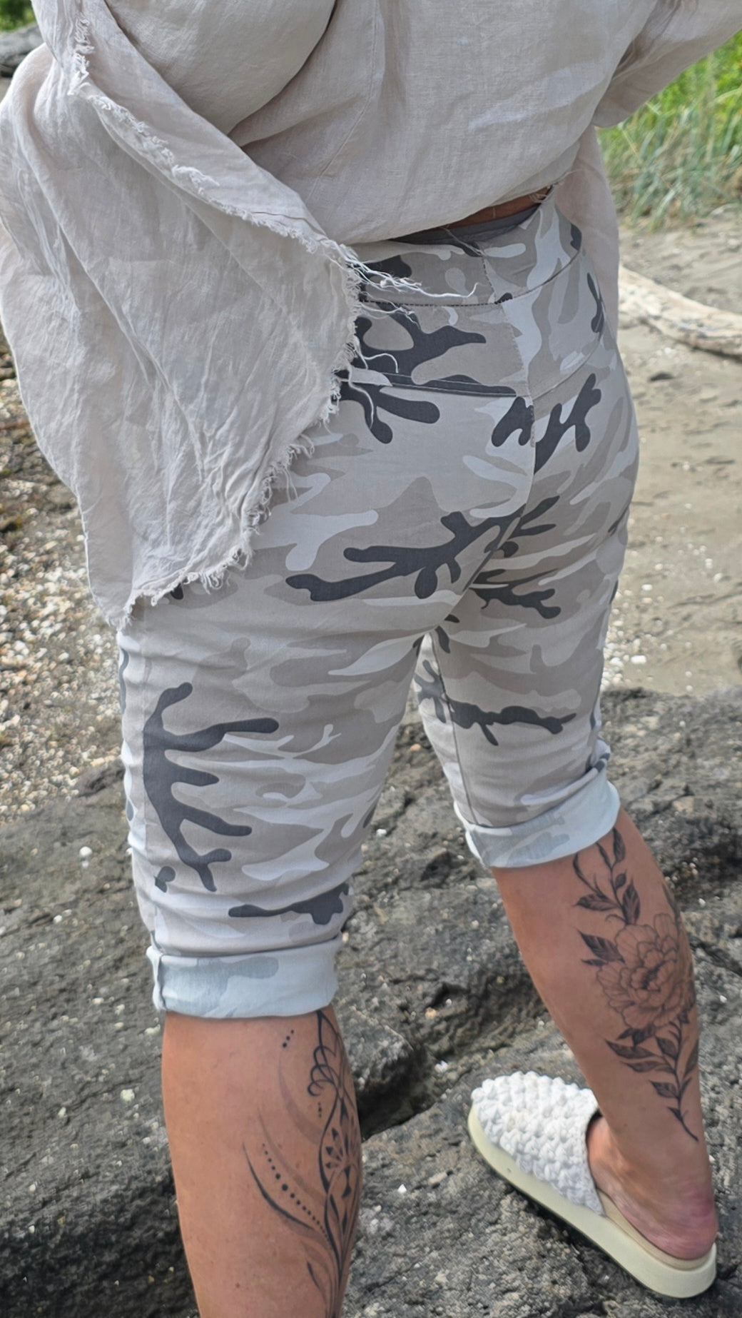 Camo shorts beige
