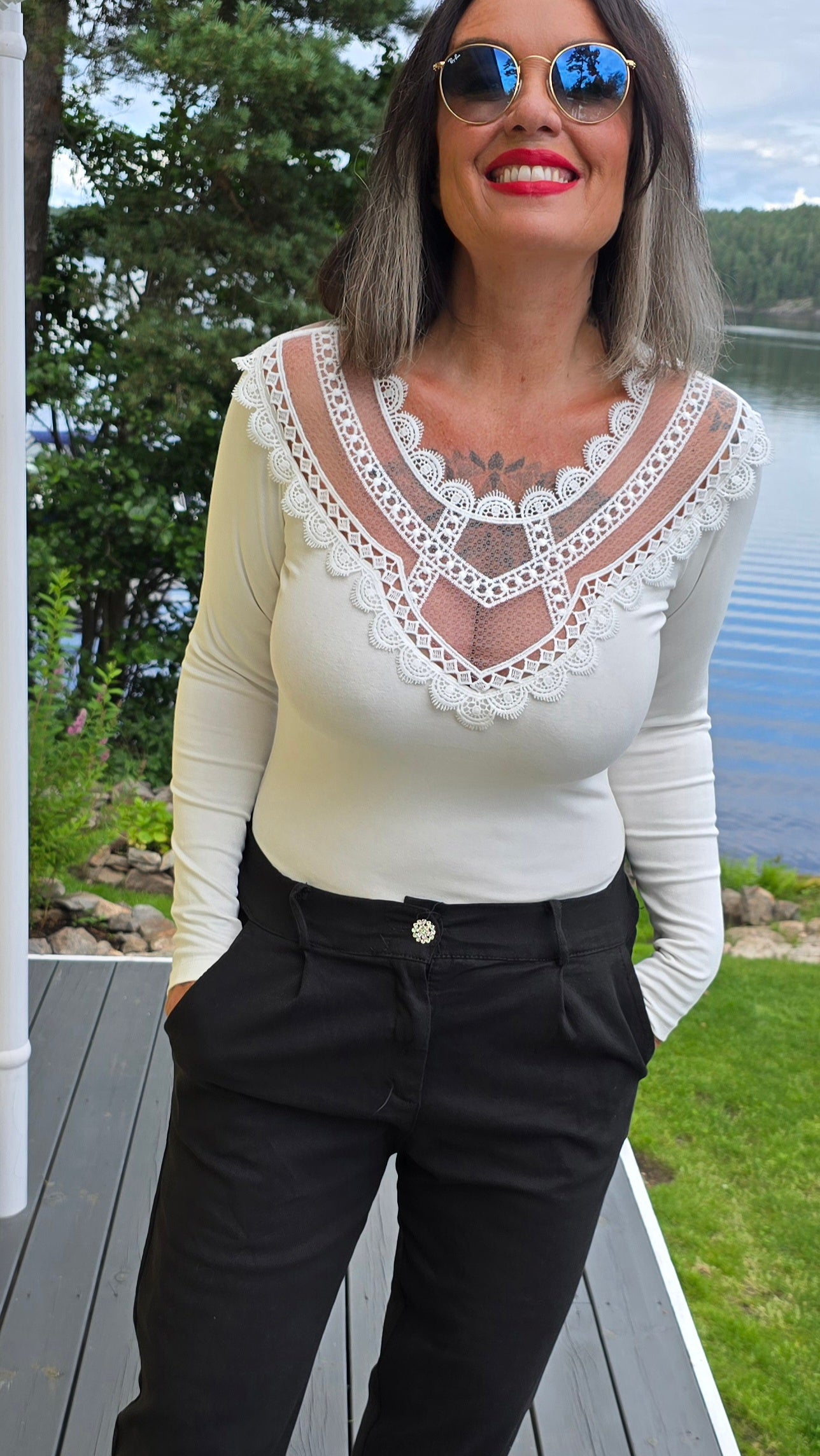 Cally body topp med blonder hvit