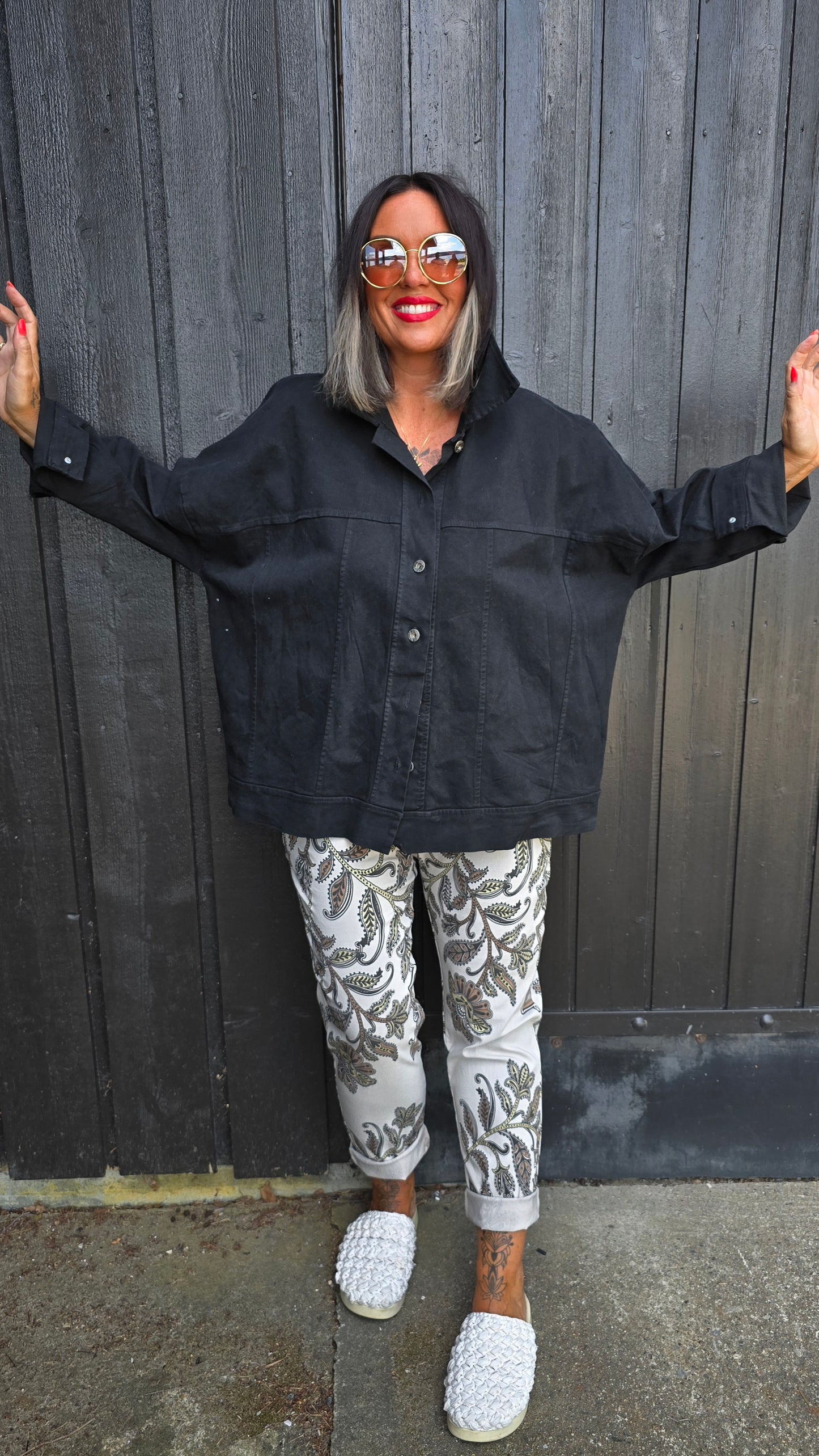 Mina jakke svart med blomst