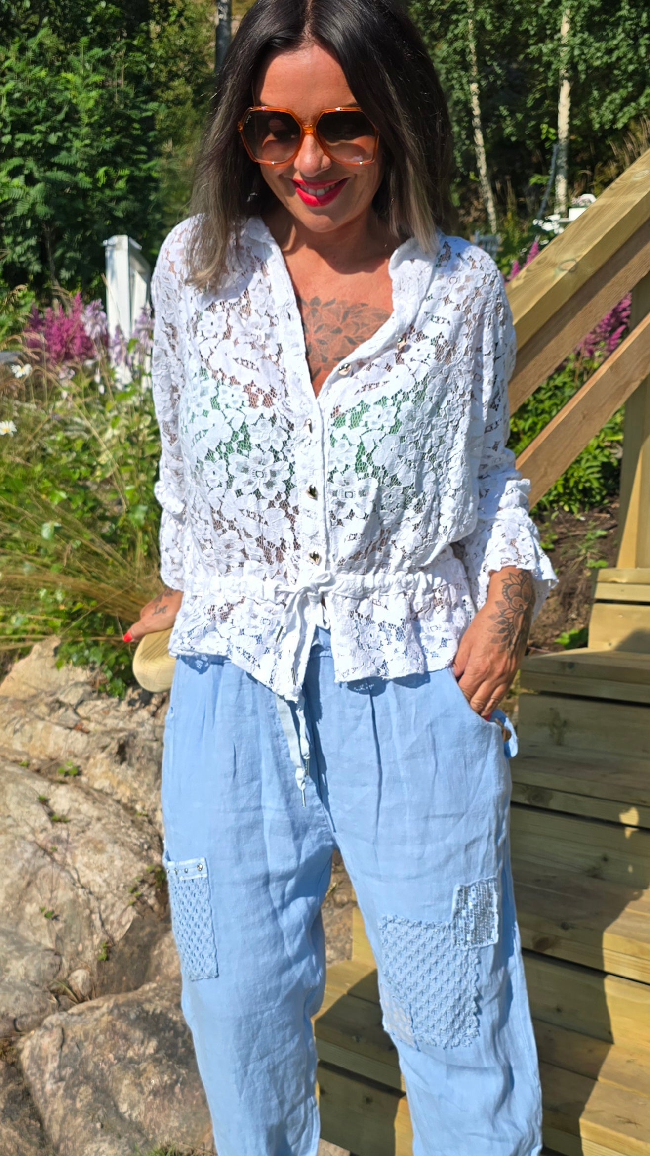 Blonde skjorte med hjerte knapper
