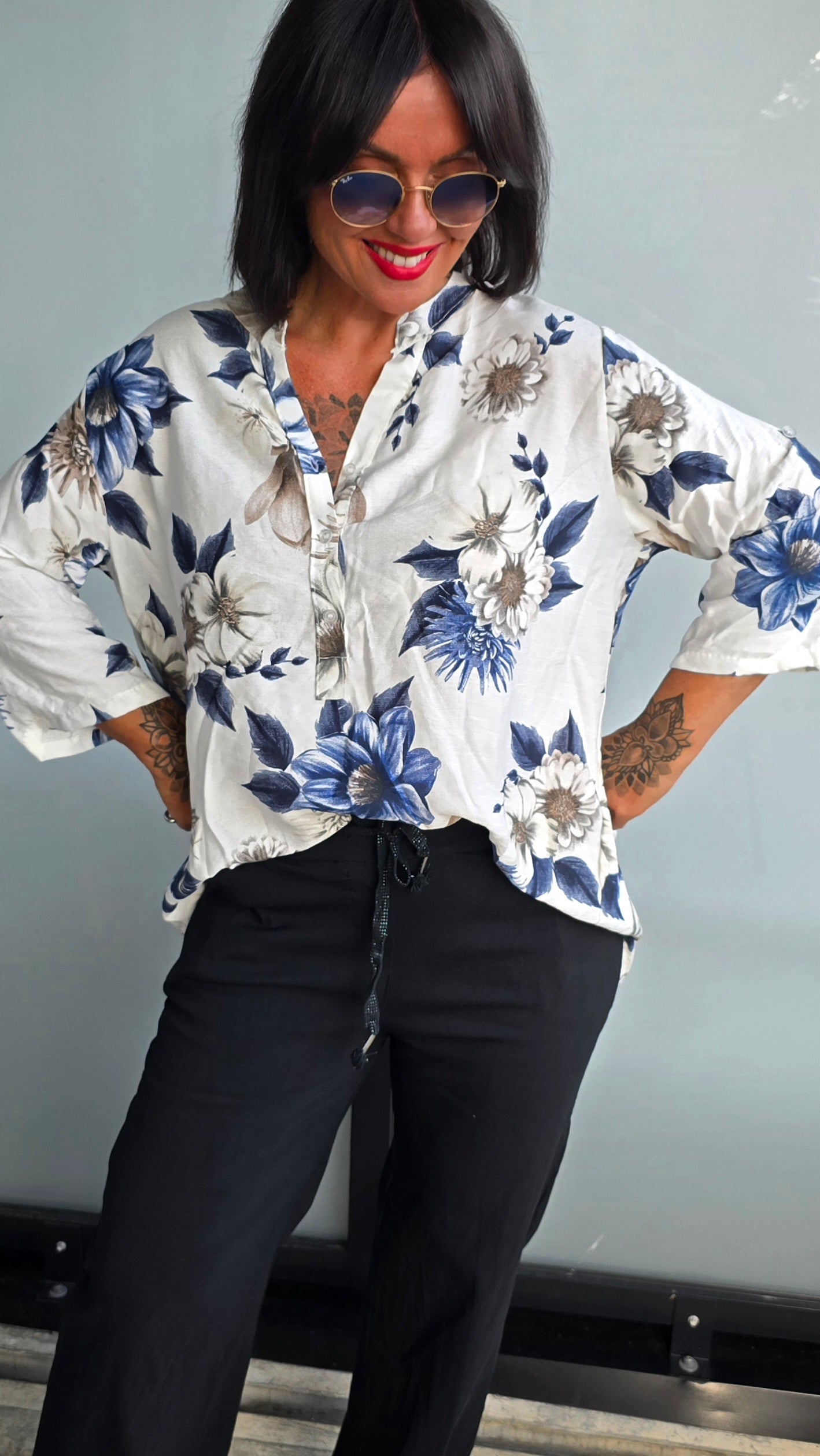 Kitty bluse med blå blomster
