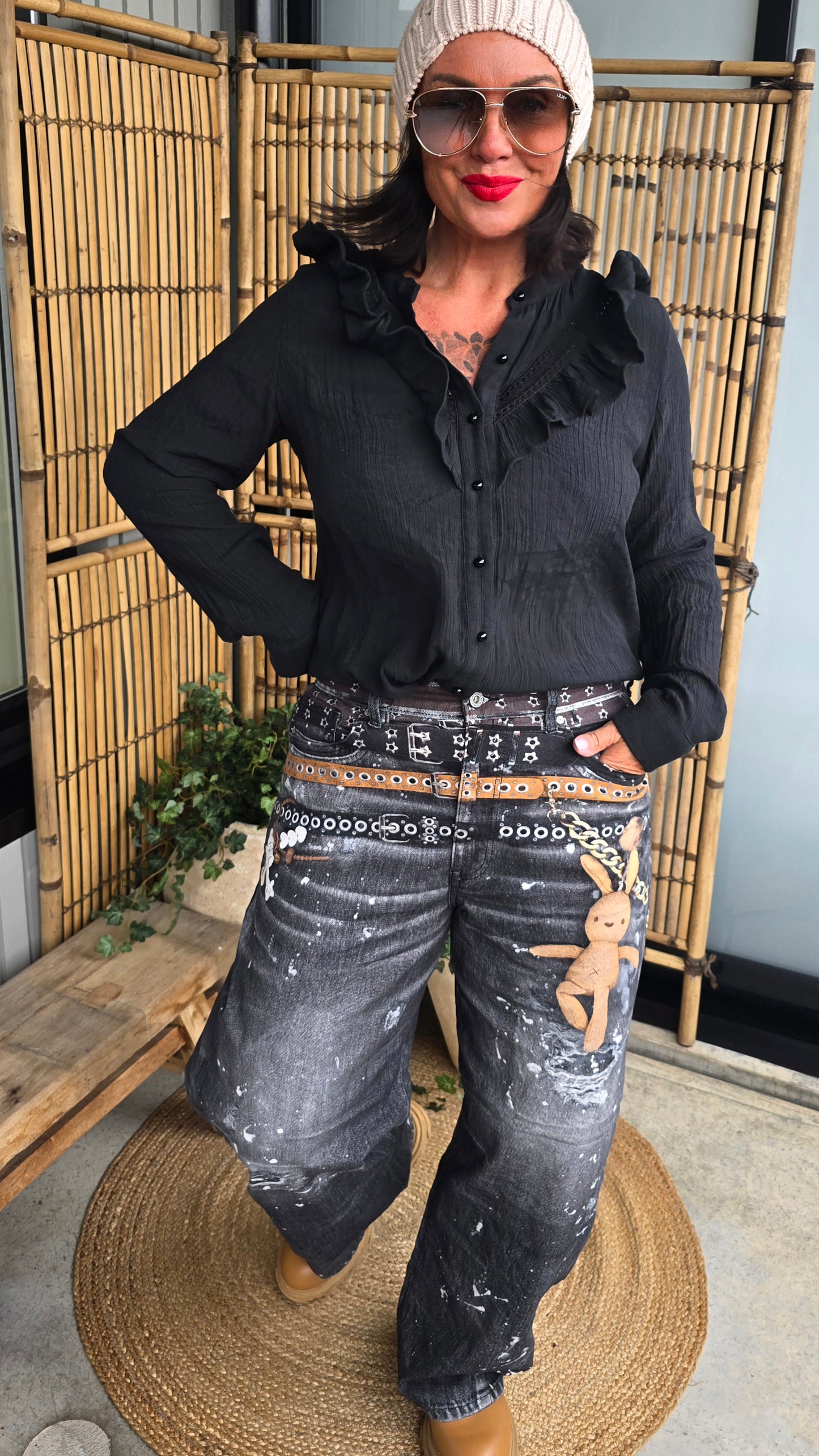 Katja jeans med trykk gråsvart