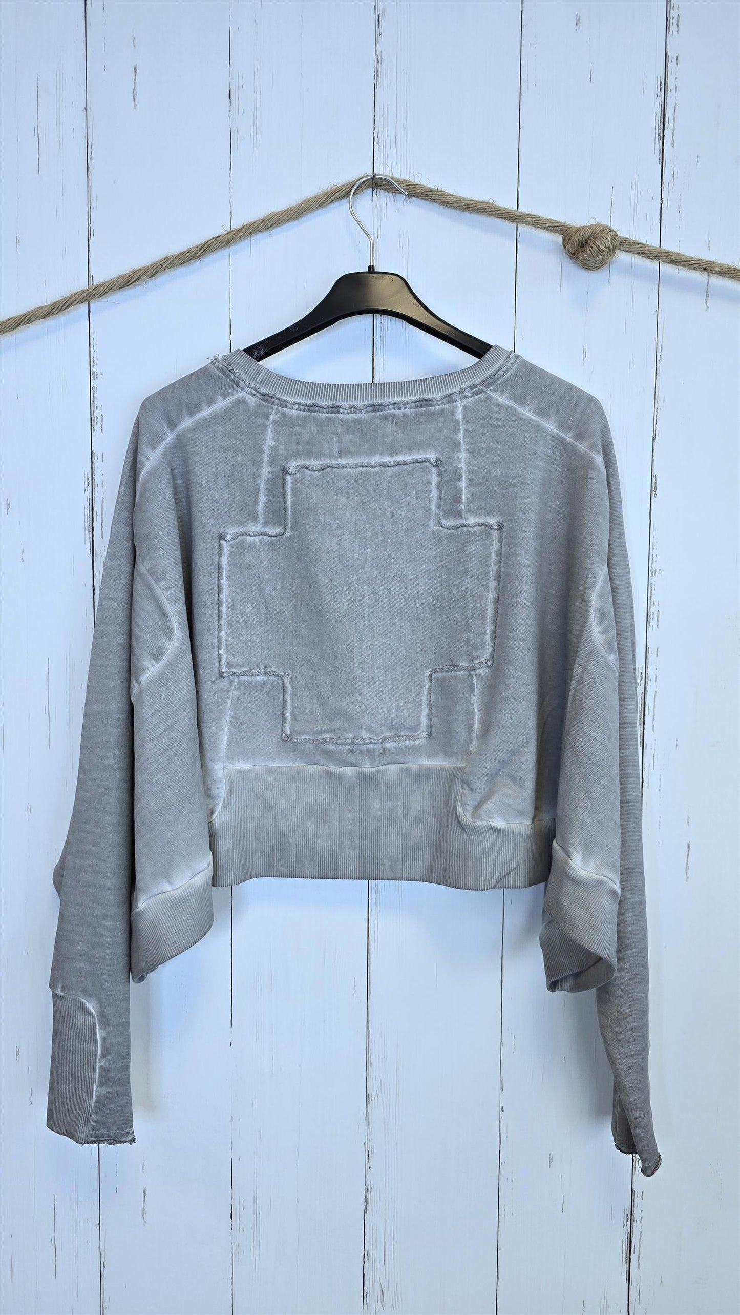 Wide extra short sweat cement