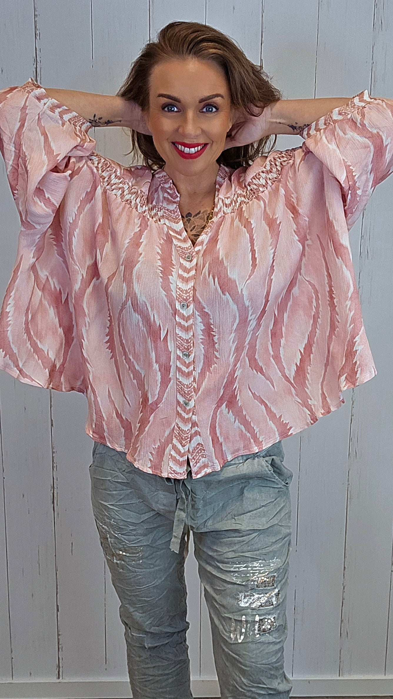 Amelia skjortebluse i mønstret viskose rosa