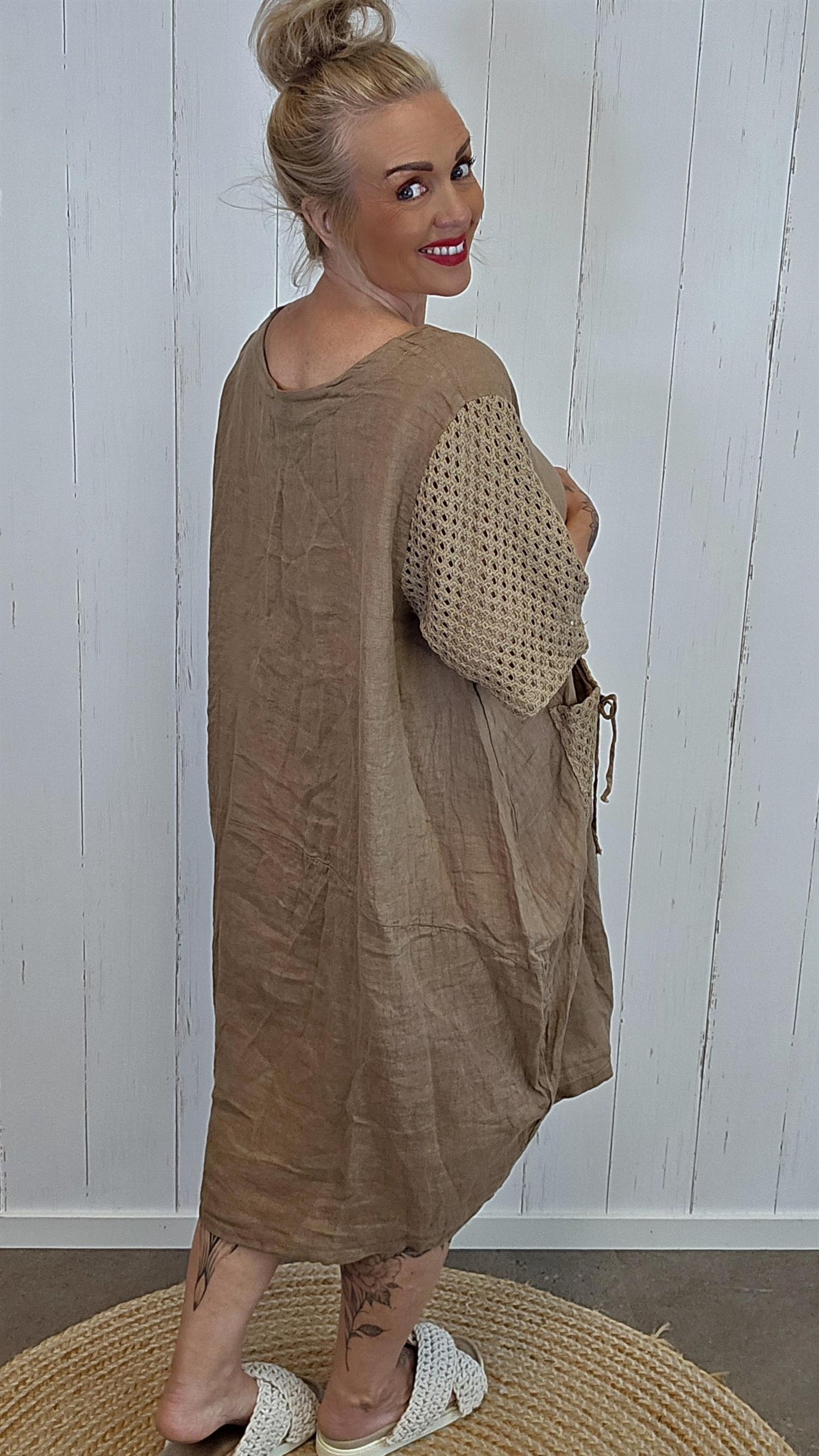 Kjole med Hekledetaljer camel
