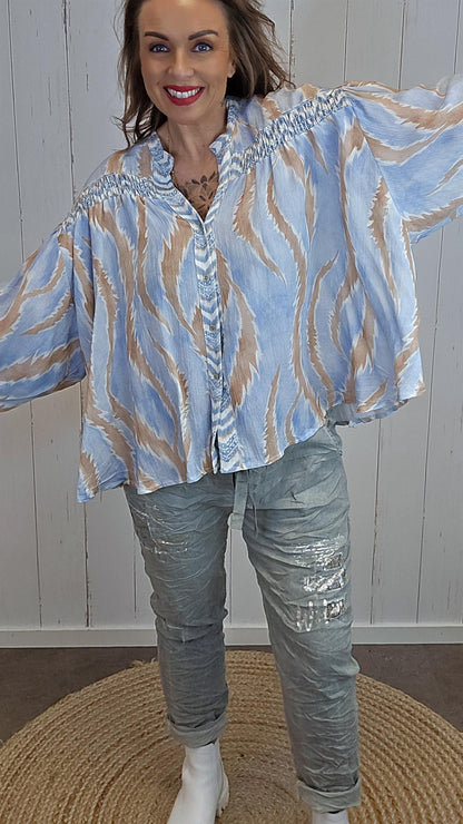 Amelia skjortebluse i mønstret viskose blå