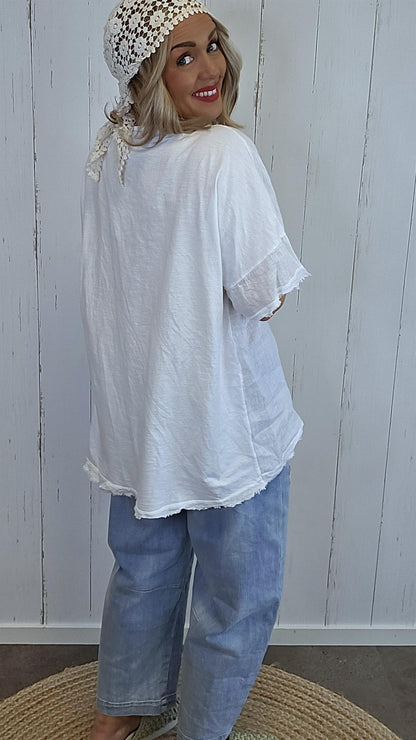 Hvit oversized topp med “NICE”