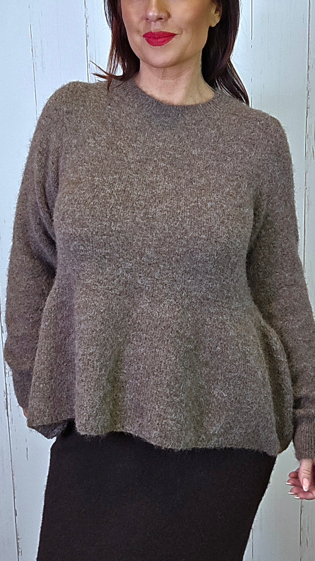 Siv brun myk genser med knappdetaljer bak