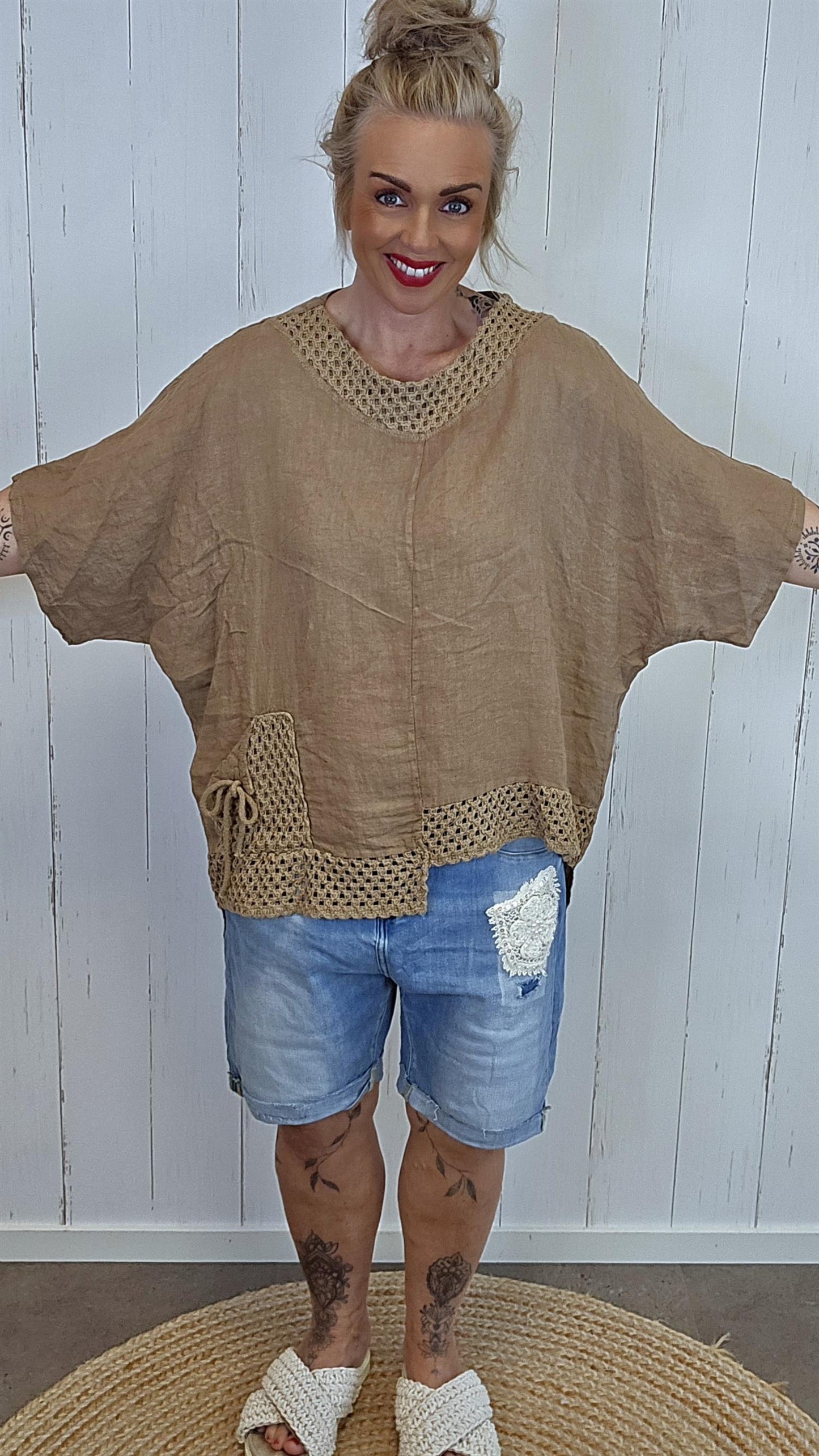 Lin Topp med Hekledetaljer camel