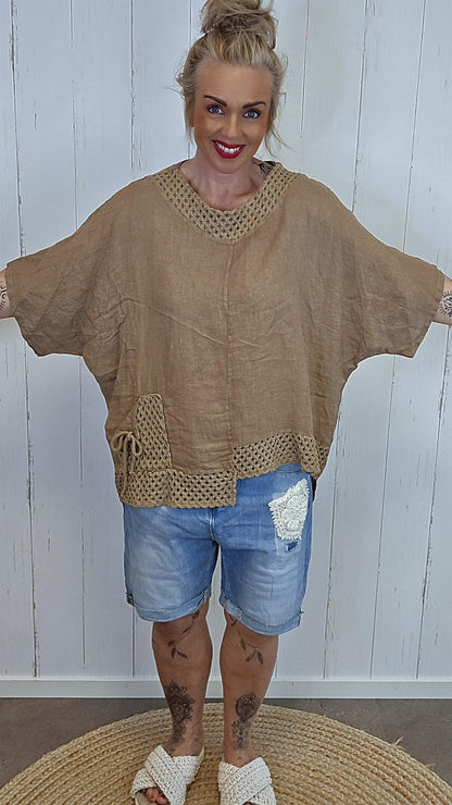 Lin Topp med Hekledetaljer camel