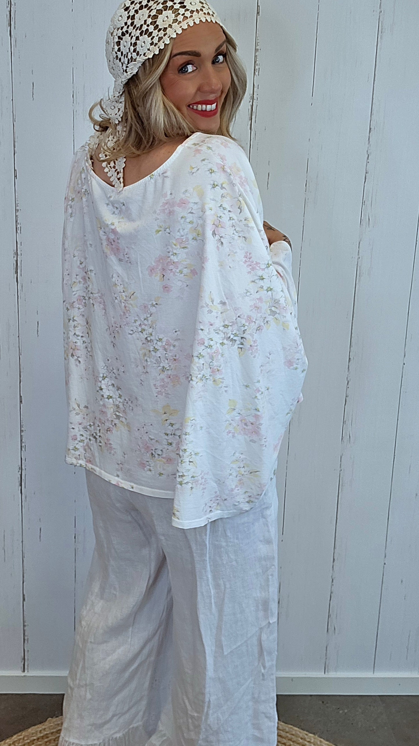 Blomstret poncho-topp hvit
