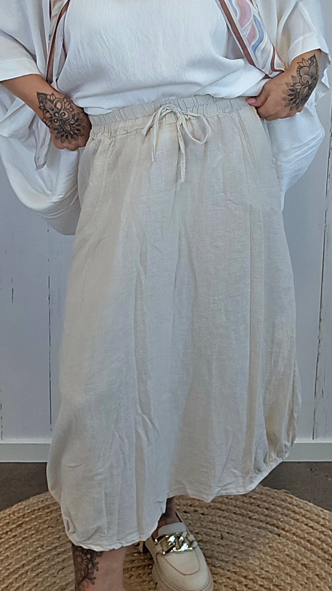 Bella beige skjørt med dekorativ knyting