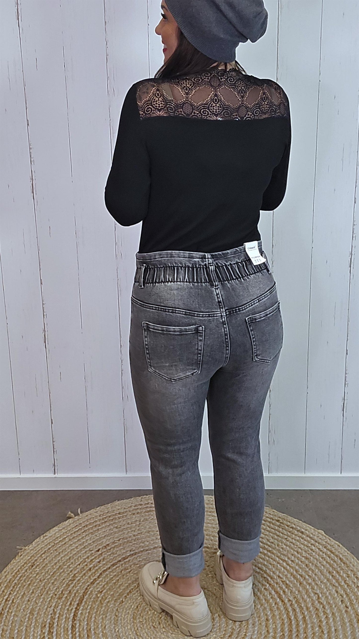 Grå jeans med strikk i livet