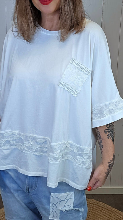 Mia topp med blondedetaljer Hvit