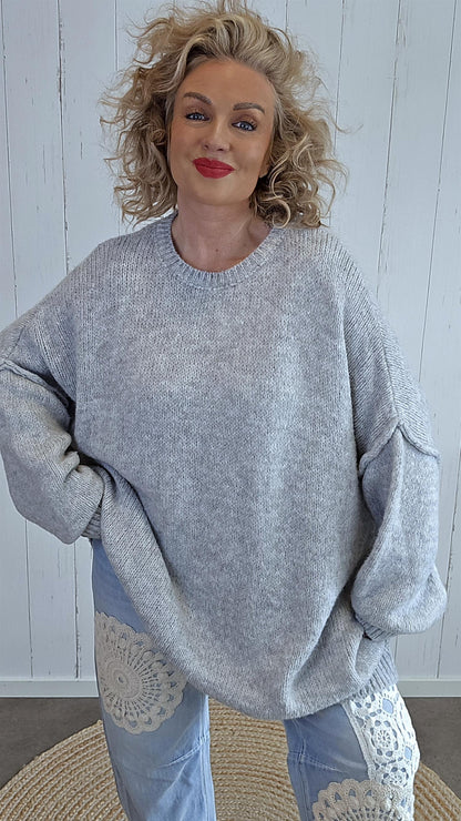 Oversized strikkegenser i lys grå