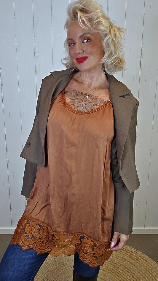 Evelina Singlet med blonder rust