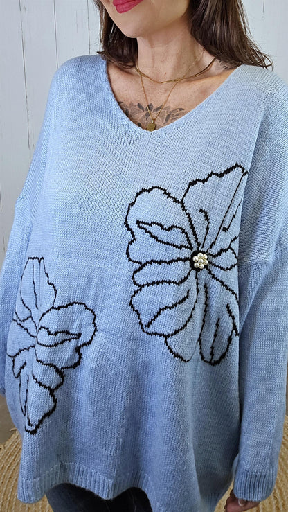 Elise blå blomsterstrikk med perledetaljer