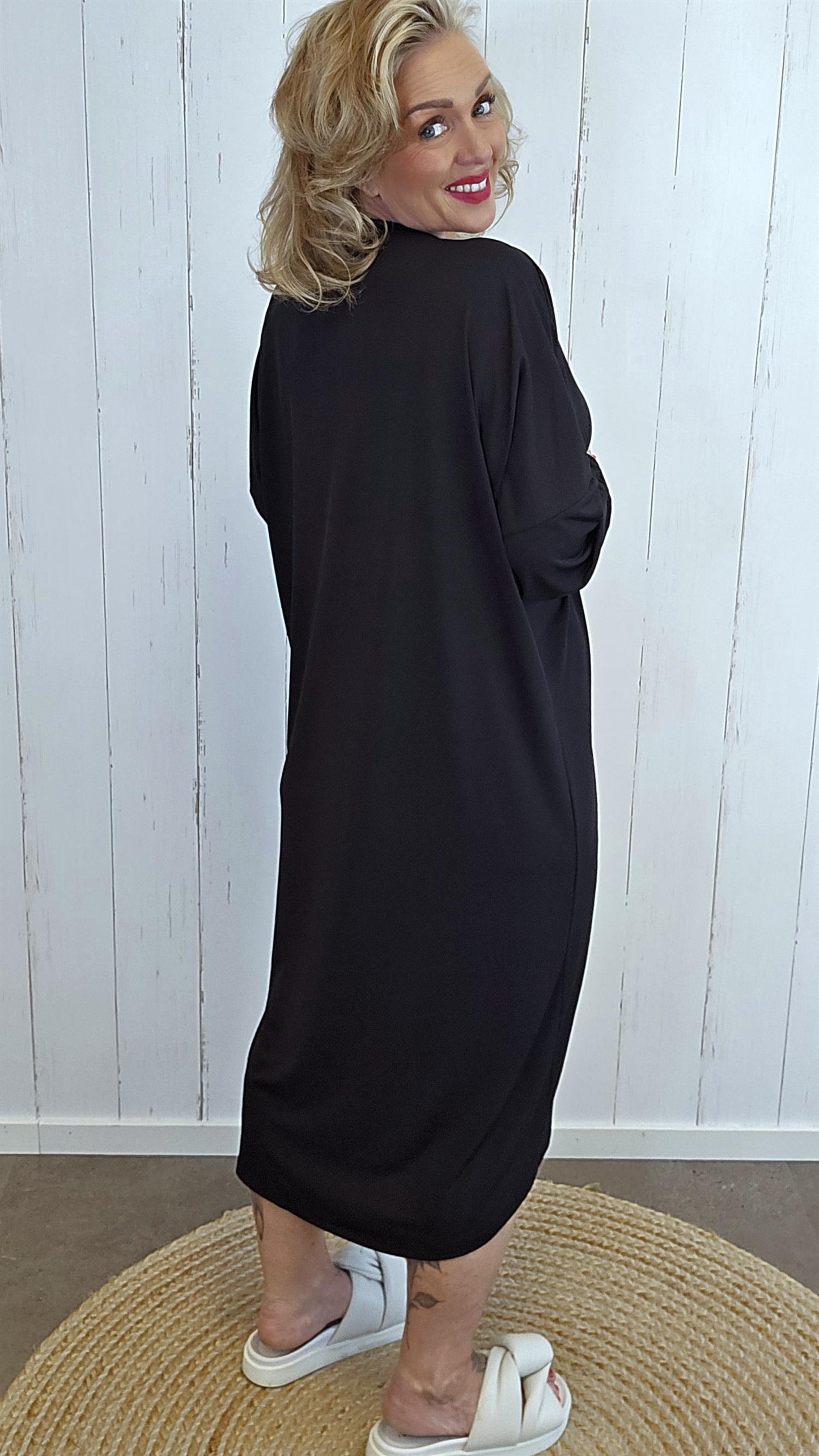 Ella svart kjole med knutedetalj