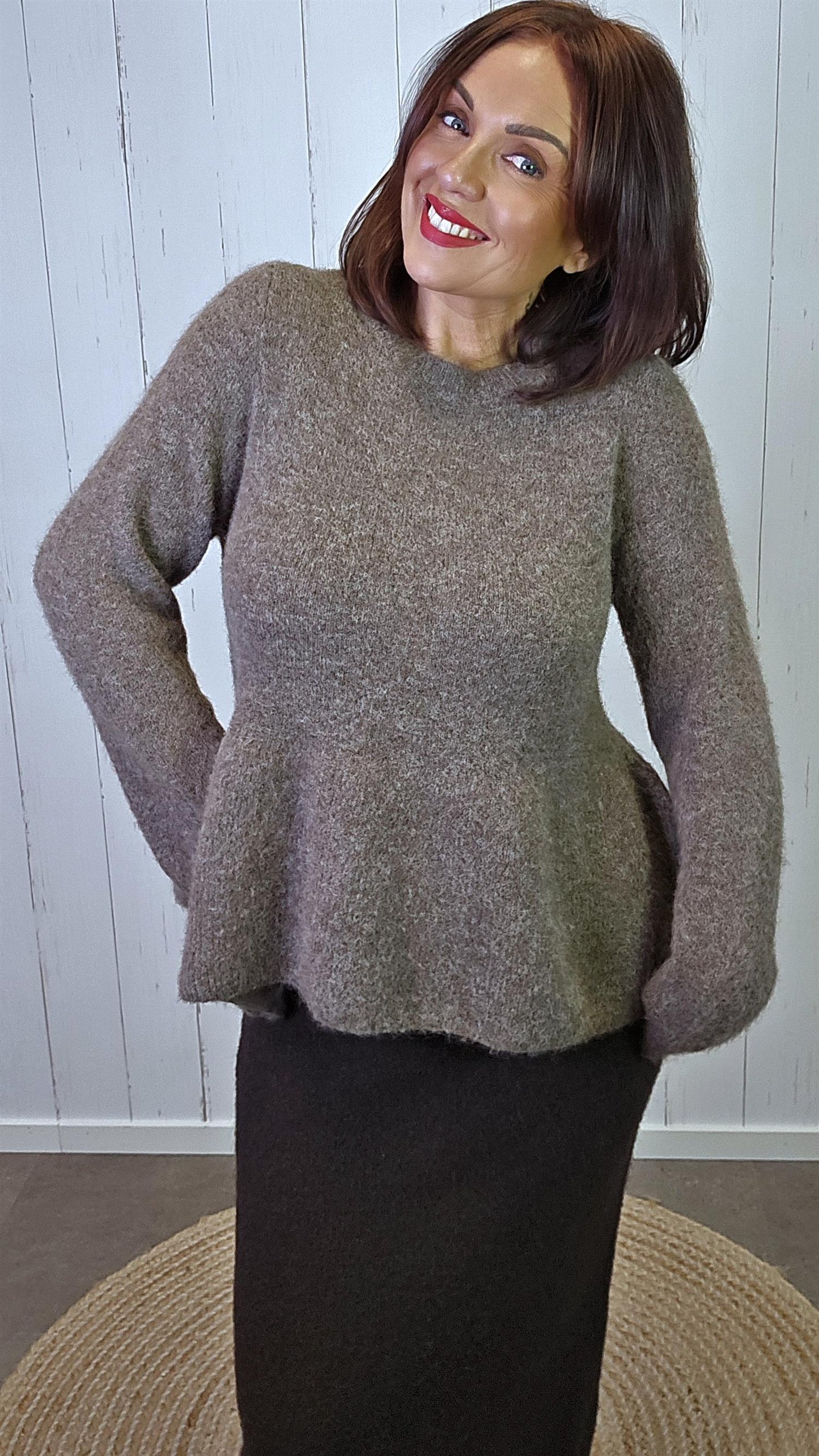 Siv brun myk genser med knappdetaljer bak