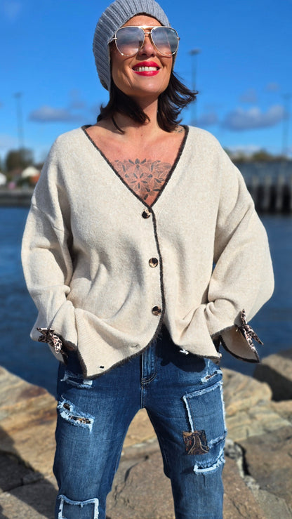 Strikket jakke beige med leo sløyfe