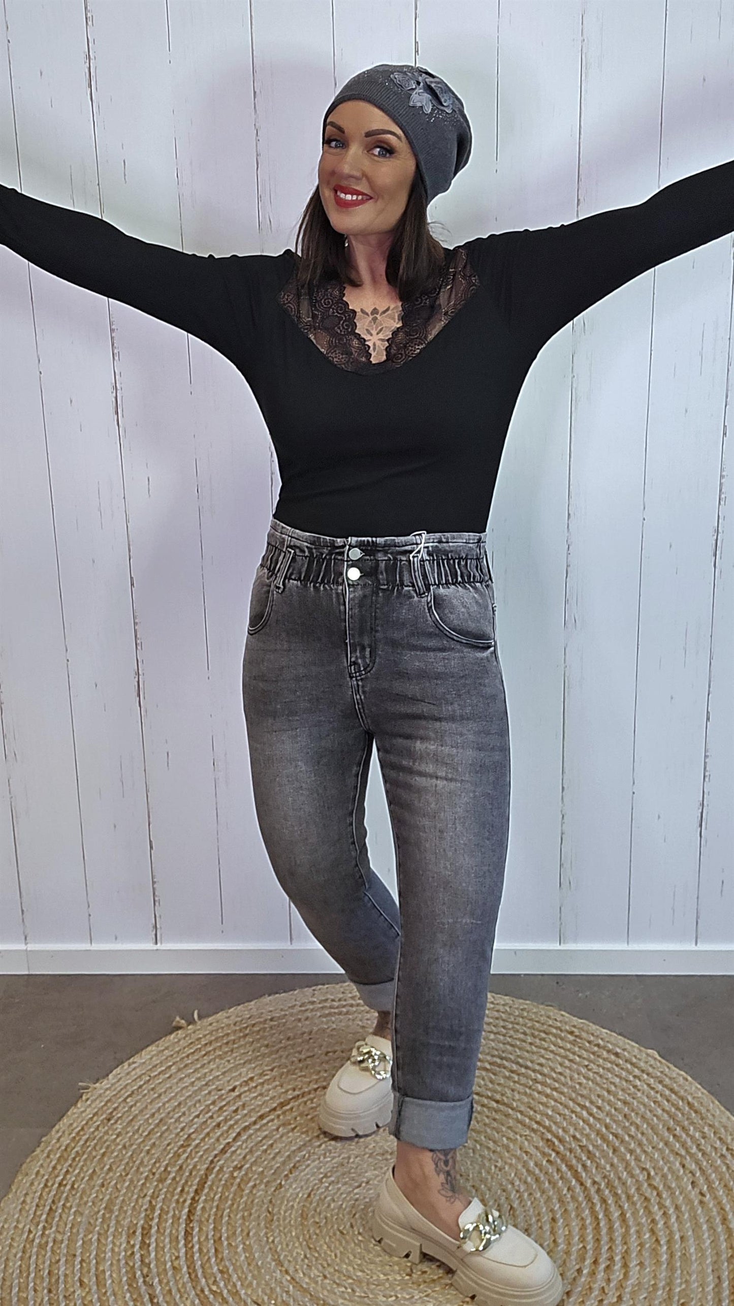 Grå jeans med strikk i livet