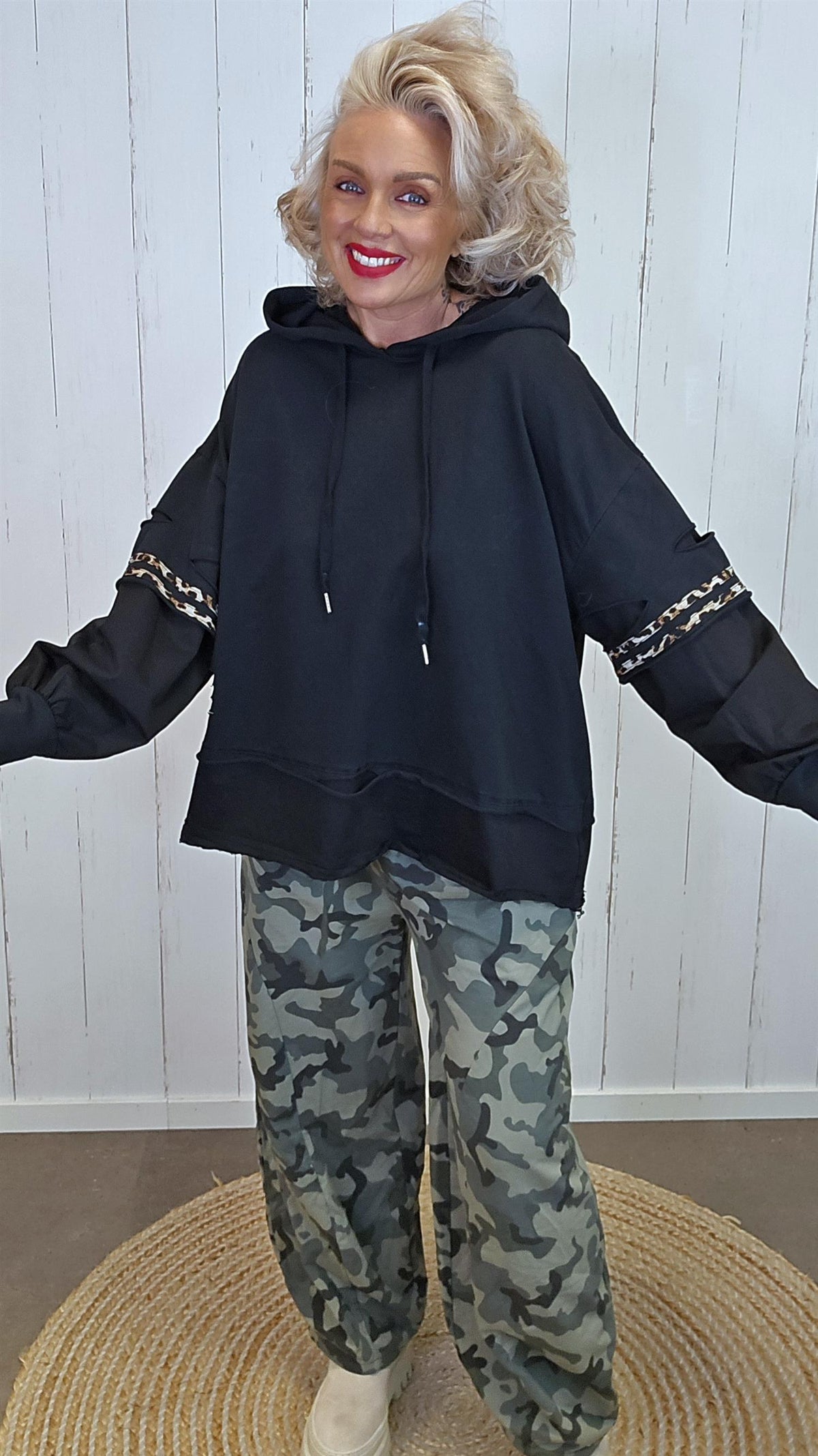 Hettegenser med leo- og rippet detaljer svart