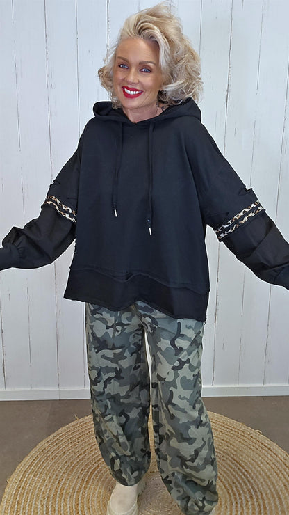 Hettegenser med leo- og rippet detaljer svart
