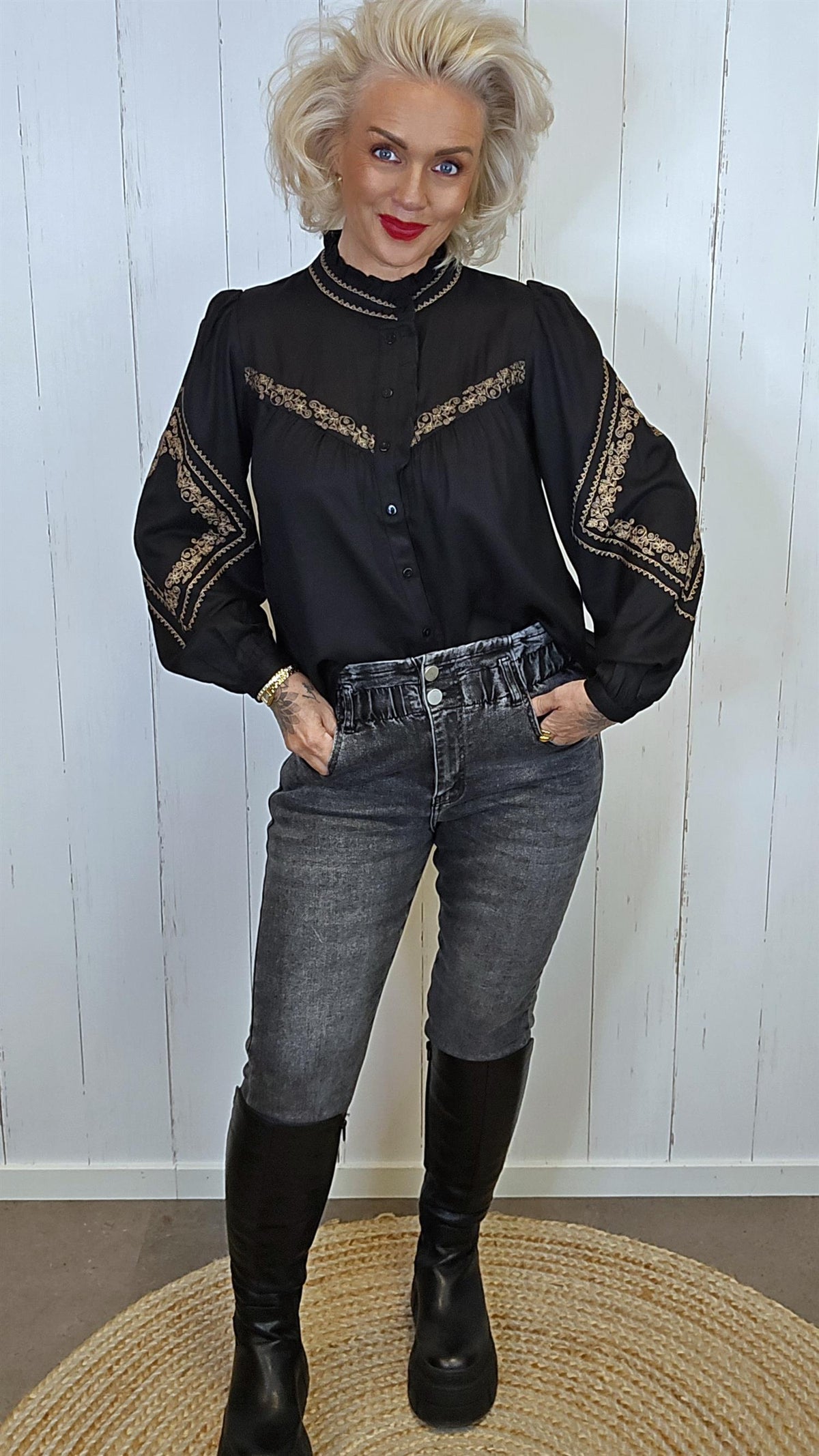 Nathalie brodert skjorte svart