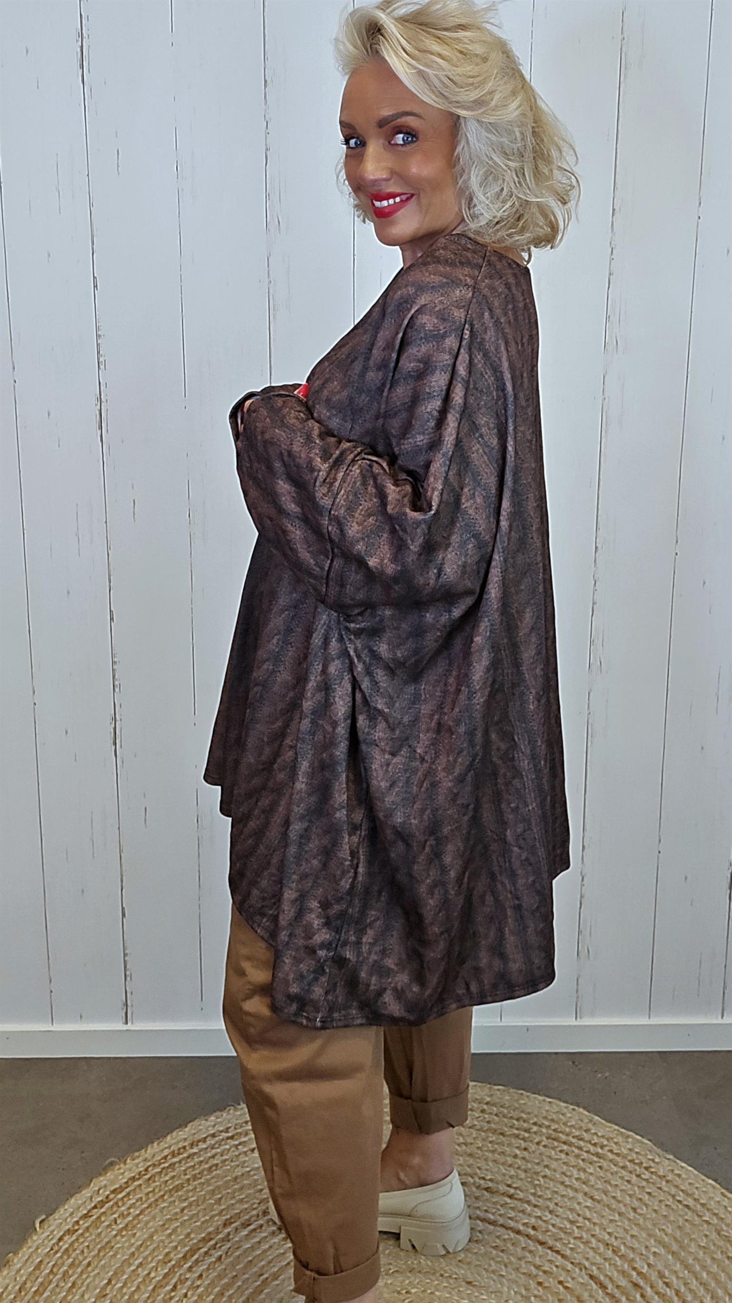 Genser med kabelstrikk-print brun