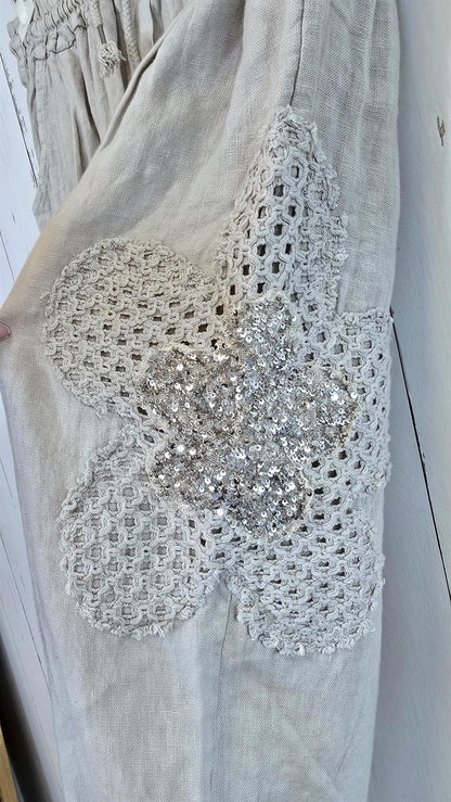 Linbukse med Blomsterdetaljer beige