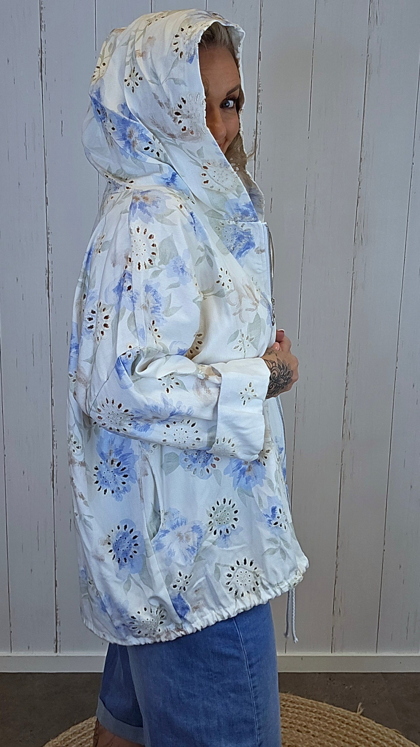 Leia lett blomstrete hettejakke