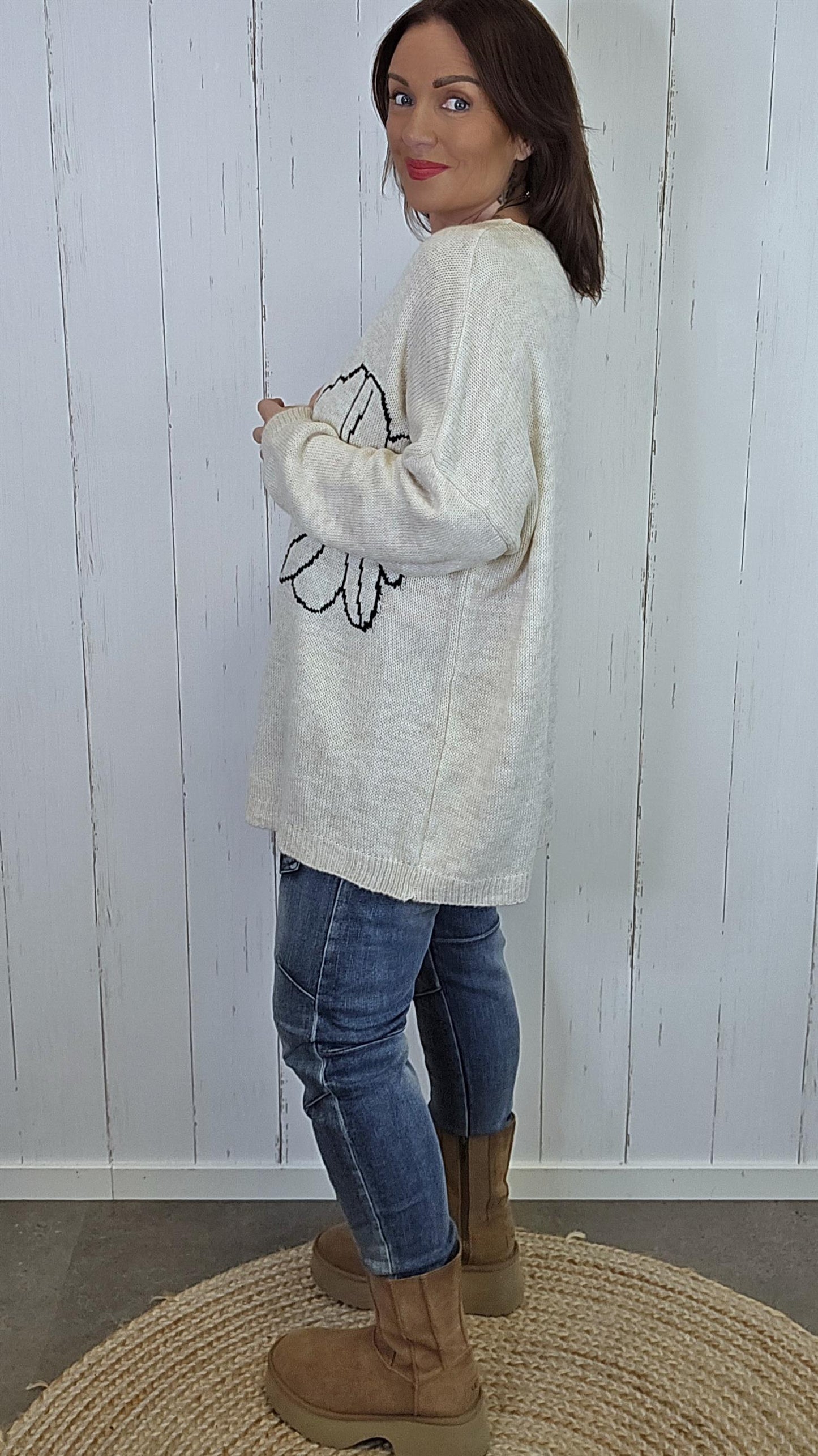Elise beige blomsterstrikk med perledetaljer