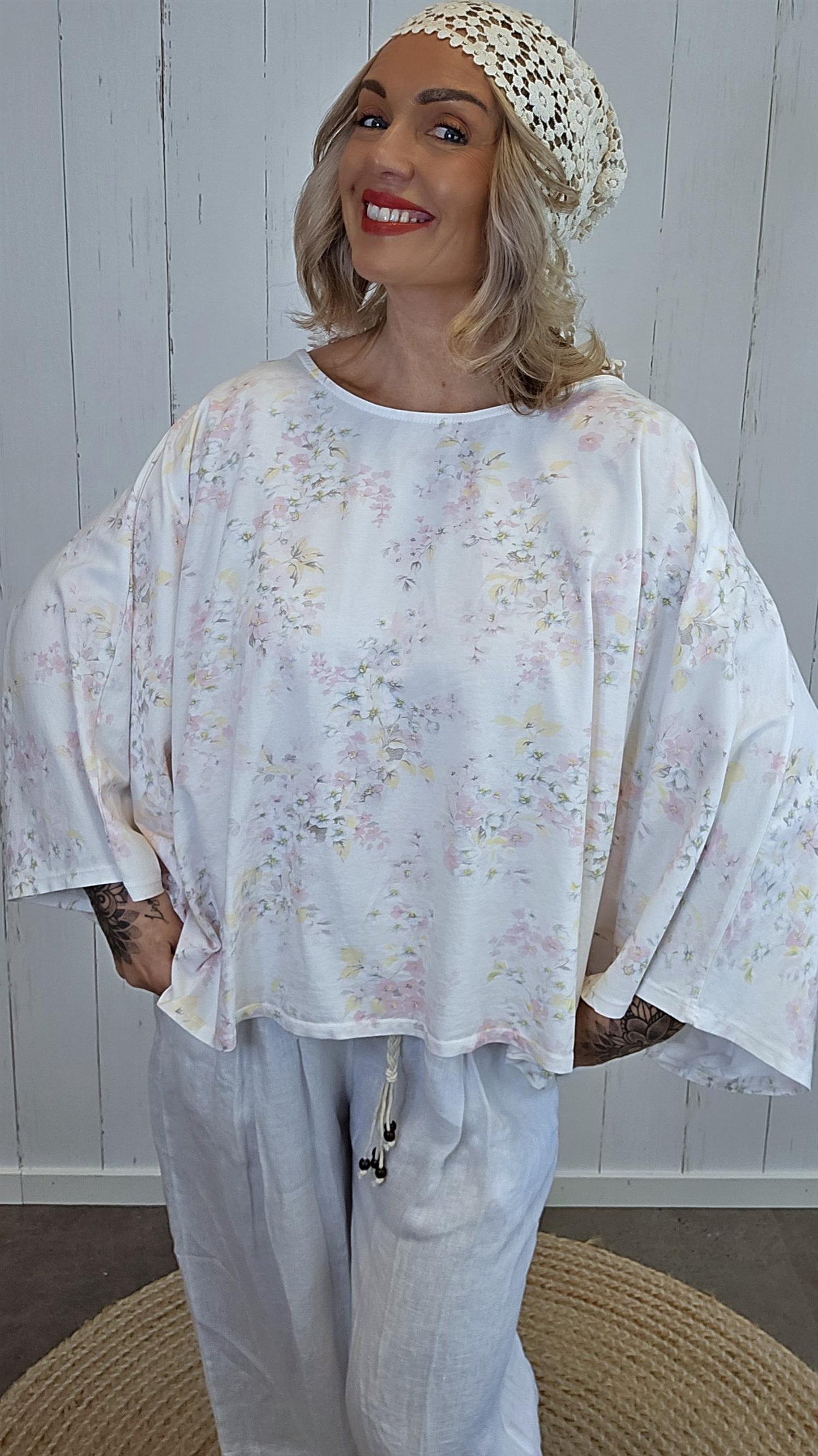Blomstret poncho-topp hvit