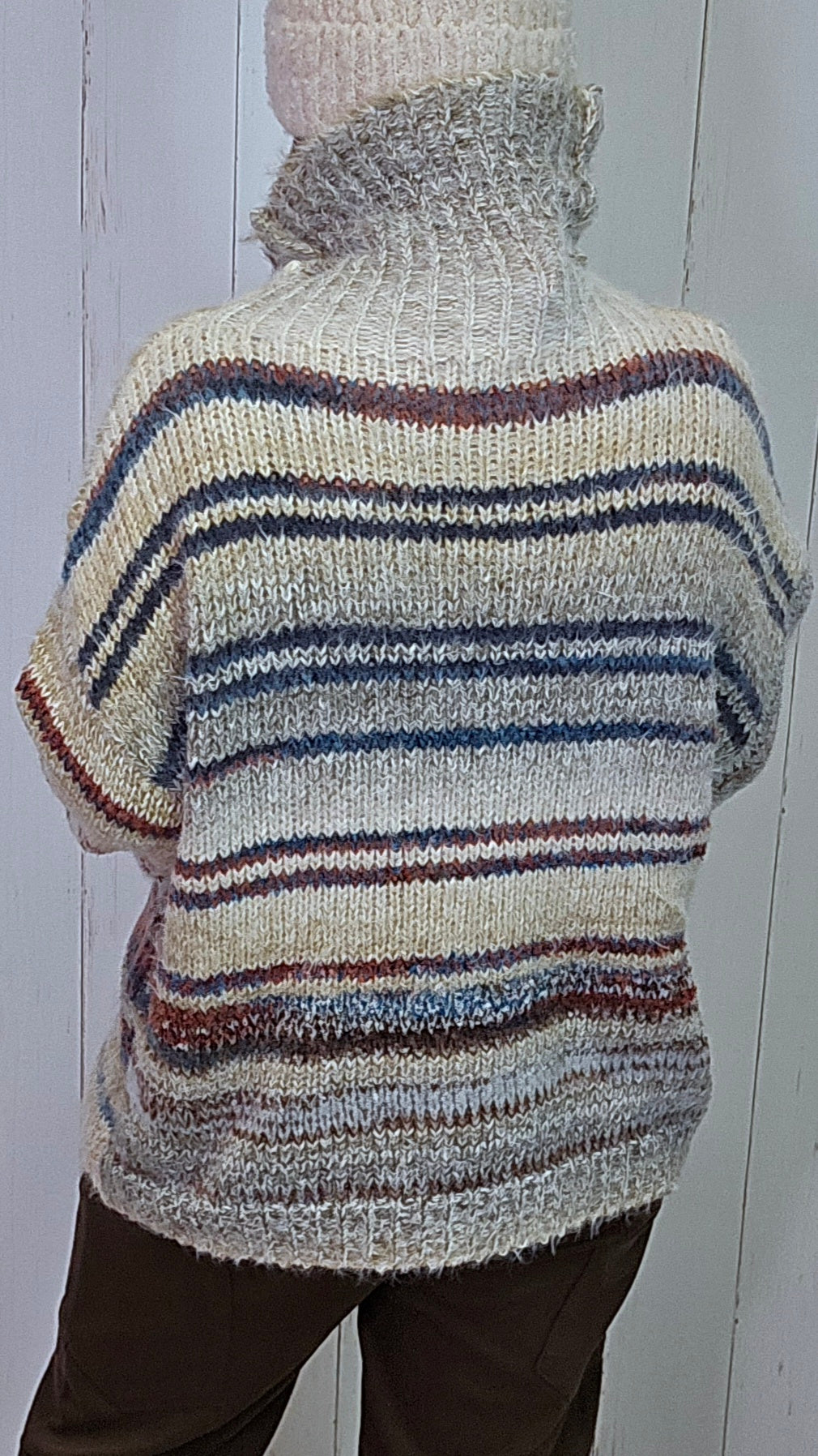 Ingrid stripete høyhalset genser brun/beige