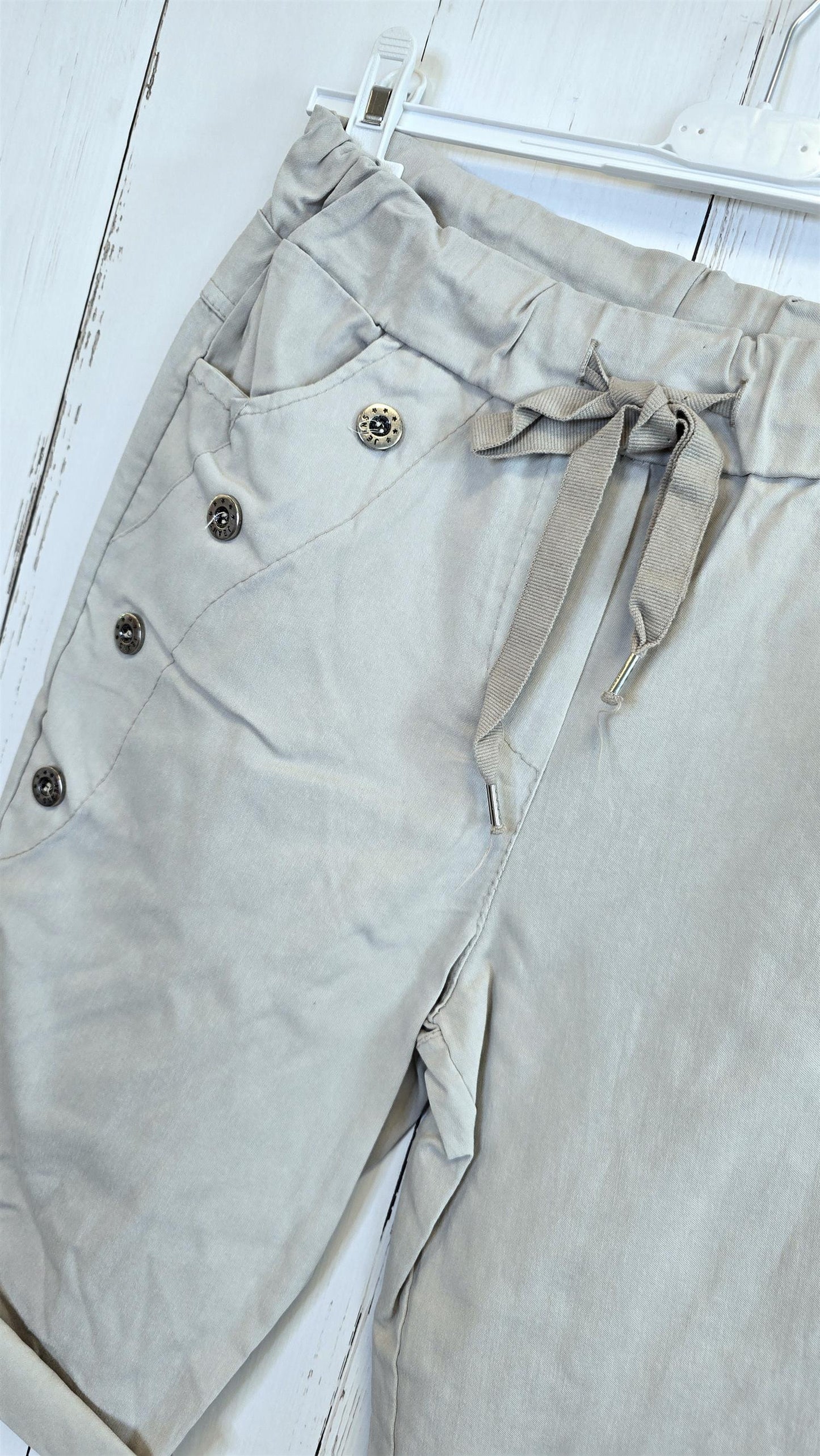 Shorts med knapper og knyting beige
