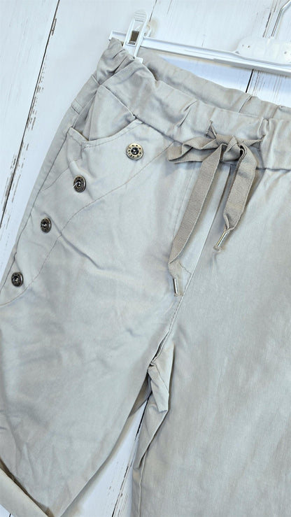 Shorts med knapper og knyting beige