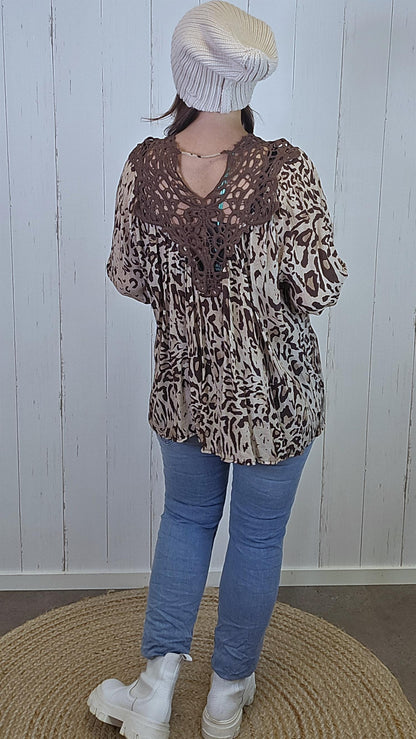 lys leopardbluse med heklet blondeparti