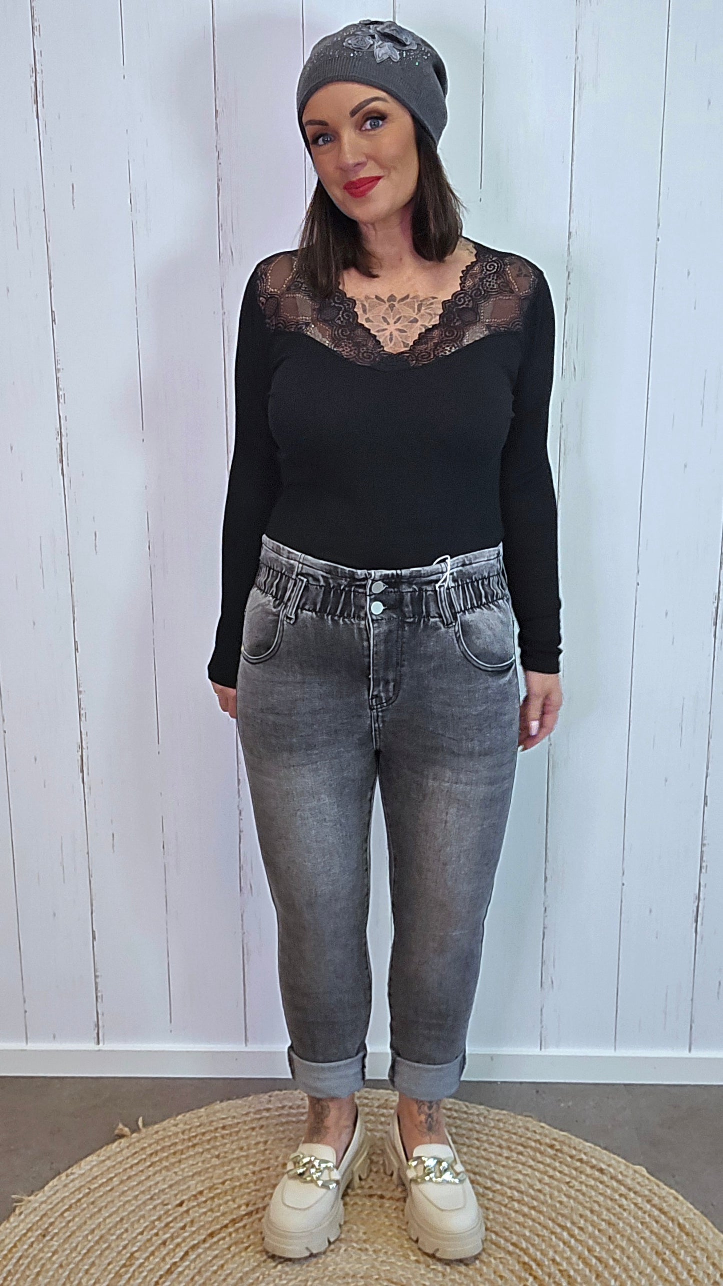 Grå jeans med strikk i livet