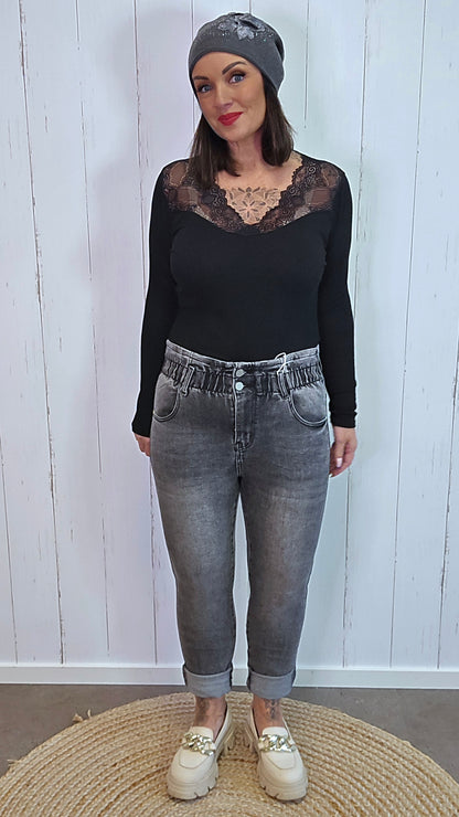 Grå jeans med strikk i livet