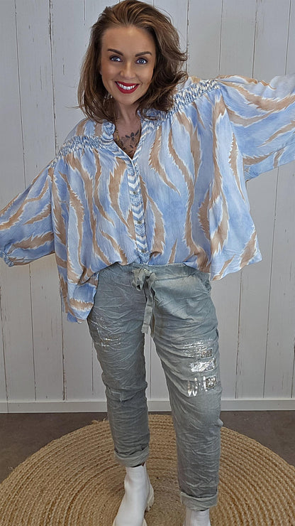 Amelia skjortebluse i mønstret viskose blå