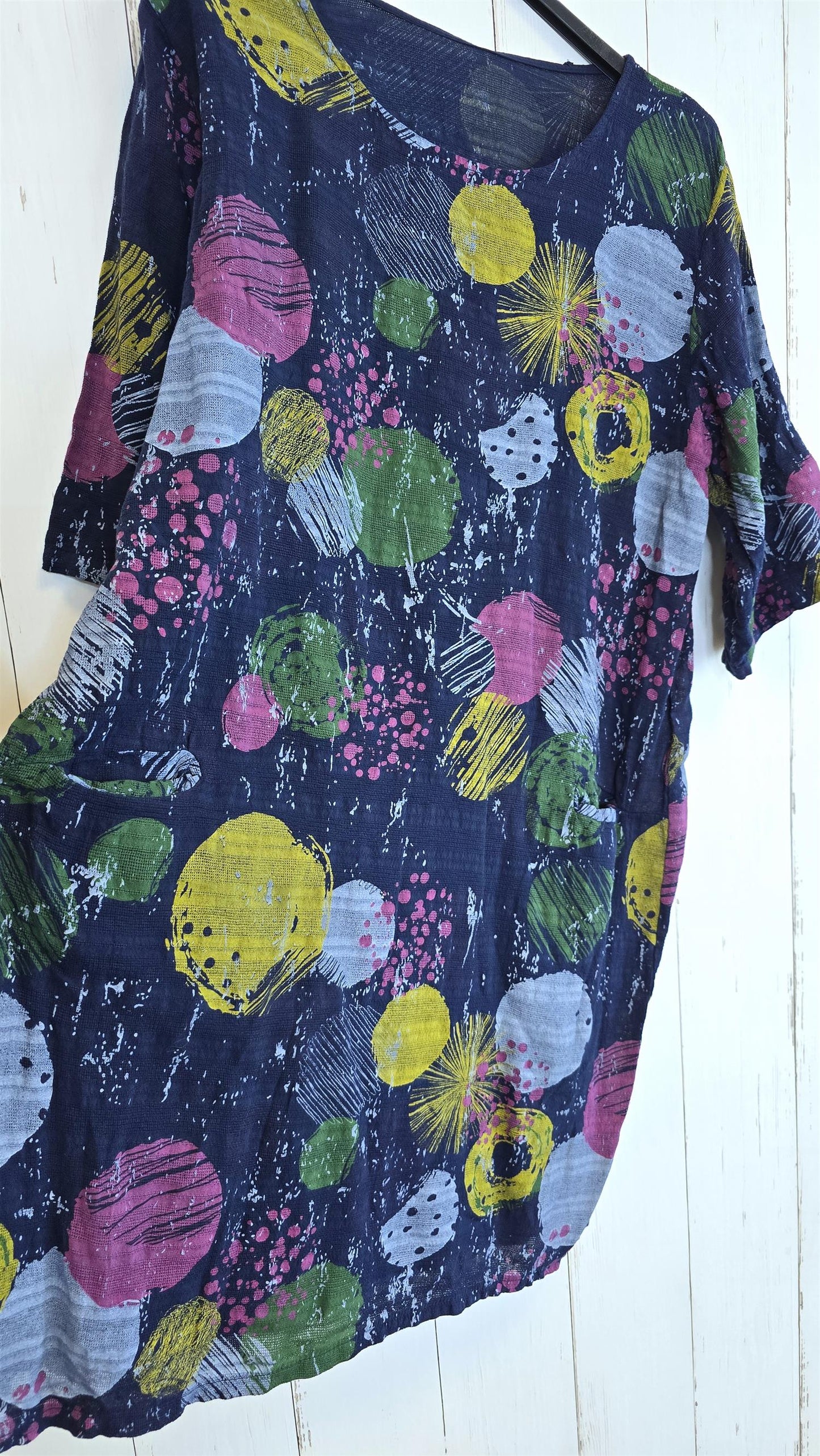 Bomullskjole med kunstnerisk print marineblå