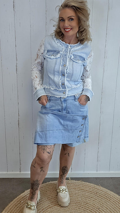 Denim shorts med omslag og knappedetaljer