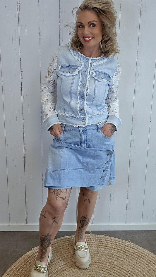 Denim shorts med omslag og knappedetaljer