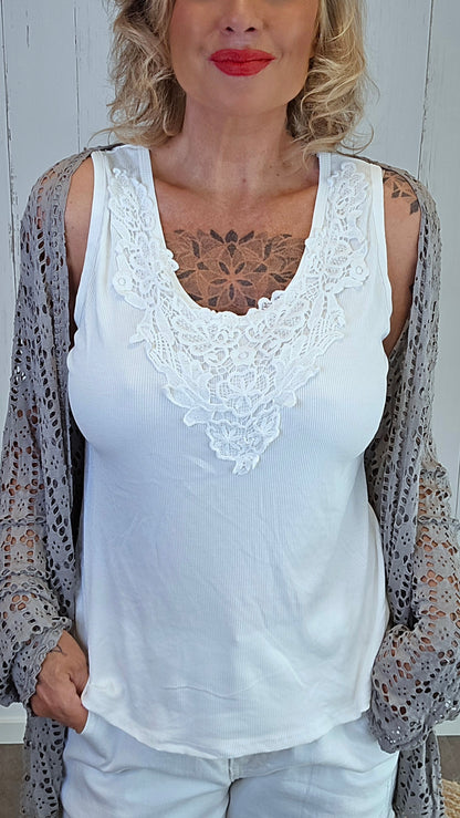 Ribbet blonde topp hvit