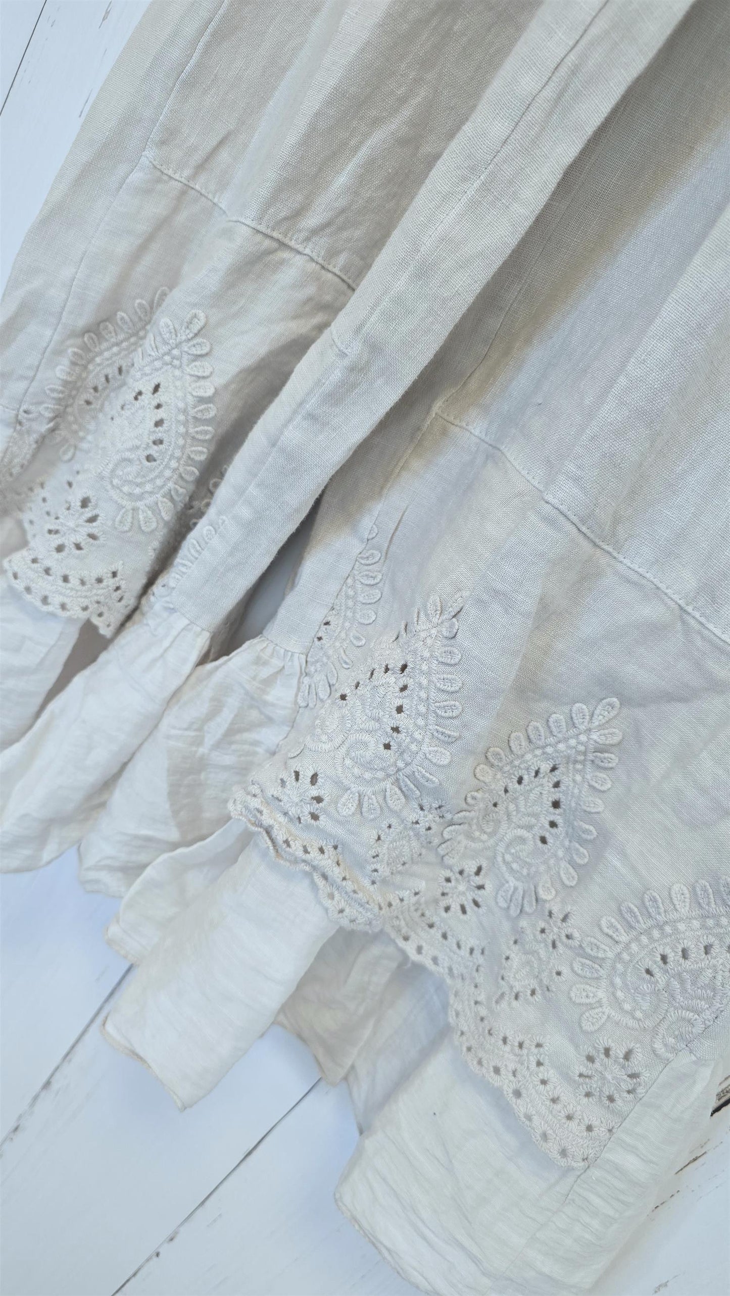 Bella linbukse med broderi